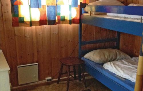 a bunk bed with a stool in a room at Nice Home In Ringebu With 3 Bedrooms And Wifi in Rankleiv