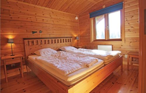 Tempat tidur dalam kamar di Holiday home Anolfsbyn Åsensbruk