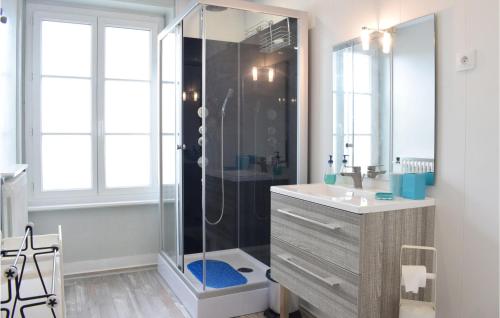 een badkamer met een douche en een wastafel bij Cozy Home In Gavray With Kitchen in Gavray