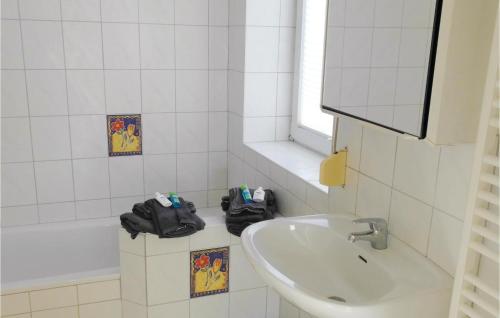 Bathroom sa Awesome Apartment In Gelting With 2 Bedrooms And Wifi