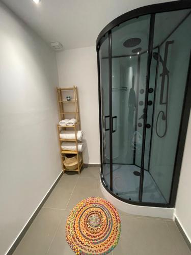 łazienka z prysznicem i dywanem na podłodze w obiekcie Astrolithos Down Town w mieście Monemwasia
