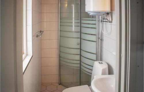 e bagno con doccia, servizi igienici e lavandino. di 1 Bedroom Stunning Home In Vrng a Vrångö