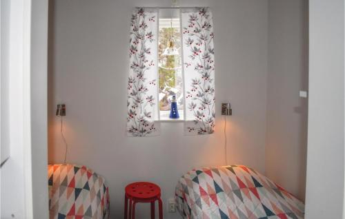 um quarto com duas cadeiras e uma janela em 1 Bedroom Stunning Home In Vrng em Vrångö