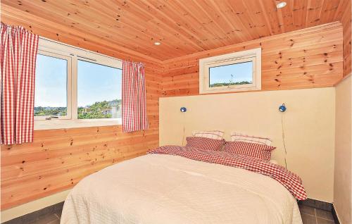 ベルゲンにあるNice Apartment In Straumsgrend With 2 Bedrooms And Wifiの木製の部屋にベッド1台が備わるベッドルーム1室があります。