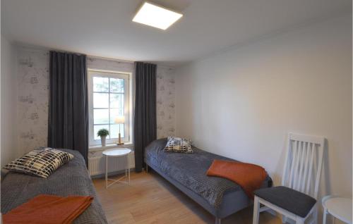 Χώρος καθιστικού στο Nice Home In Sjötorp With Kitchen
