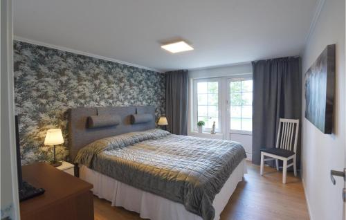 Ένα ή περισσότερα κρεβάτια σε δωμάτιο στο Nice Home In Sjötorp With Kitchen
