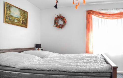 Postel nebo postele na pokoji v ubytování 1 Bedroom Nice Apartment In Kolltveit