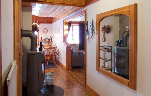 Habitación con espejo y comedor. en Lovely Home In Storsvartrsk With Kitchen, 