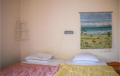 2 łóżka pojedyncze w pokoju z oknem w obiekcie Amazing Home In Lammhult With Kitchen w mieście Lammhult