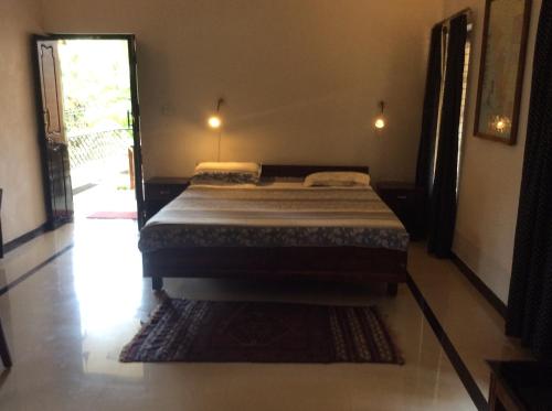 1 dormitorio con 2 camas en una habitación con puerta en Reuben Villa, en Kovalam