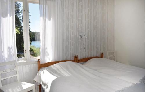 En eller flere senge i et værelse på Beautiful Home In Sankt Anna With House Sea View