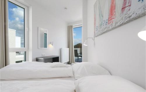 プリヴァルにあるPromenadenvillaの白いベッドルーム(ベッド1台、窓付)