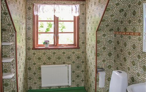 Ett badrum på 2 Bedroom Awesome Home In Holmsj