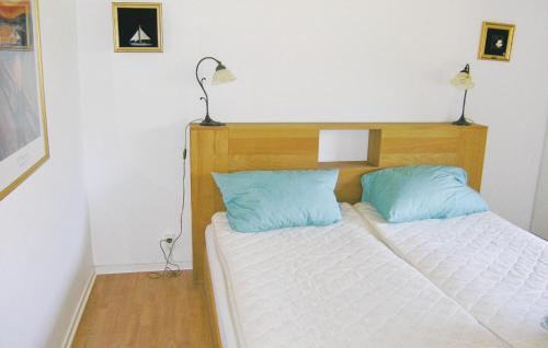 HölmingeにあるHoliday home Stockvägen Ljungbyのベッドルーム1室(青い枕2つ付きのベッド1台付)