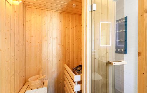 a bathroom with a sauna with wooden walls at Reetdachhaus 26 Auf Usedom in Kutzow