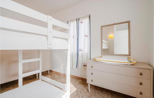 - une chambre avec des lits superposés et une commode avec un miroir dans l'établissement Beautiful Home In Borzonasca With Wifi, à Borzonasca