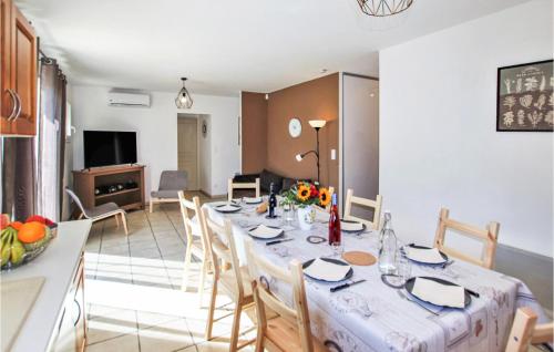 une salle à manger avec une table et un salon dans l'établissement Pet Friendly Home In Rochefort Du Gard, à Rochefort-du-Gard
