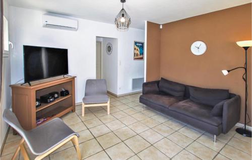 un salon avec un canapé et une télévision à écran plat dans l'établissement Pet Friendly Home In Rochefort Du Gard, à Rochefort-du-Gard