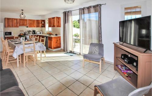 Il dispose d'une cuisine et d'un salon avec une table et une télévision. dans l'établissement Pet Friendly Home In Rochefort Du Gard, à Rochefort-du-Gard