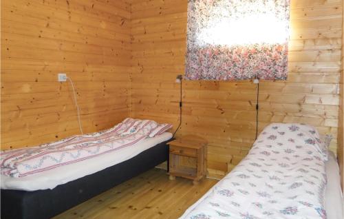 UtneにあるRaaen Hytteutleige 3のウッドルーム ベッド2台 窓付