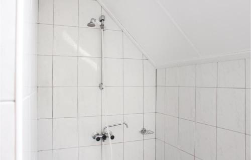 Vledderにある3 Bedroom Nice Home In Vledderの白いタイル張りのバスルーム(シャワー付)