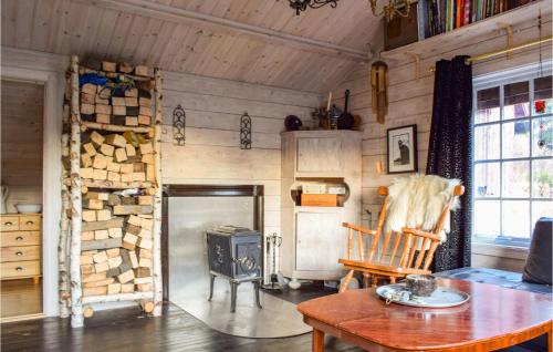 un soggiorno con stufa a legna e tavolo di Cozy Home In Kvinesdal With Sauna a Kvinesdal