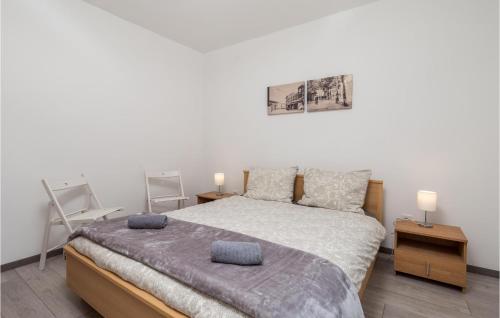 Postel nebo postele na pokoji v ubytování 2 Bedroom Amazing Apartment In Cres