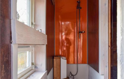 bagno con lavandino e finestra di 2 Bedroom Stunning Home In Kvinesdal a Kvinesdal