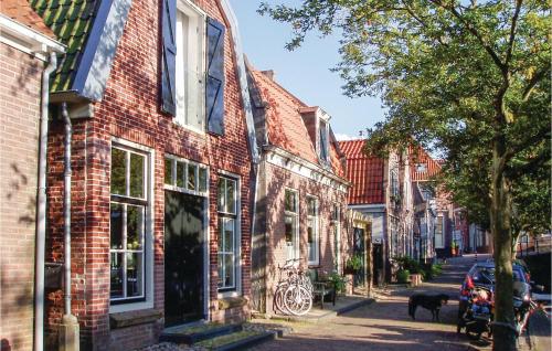 a street in an old town with houses at Studio Aan De Gracht in Enkhuizen
