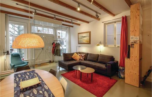 een woonkamer met een bank en een tafel bij Studio Aan De Gracht in Enkhuizen