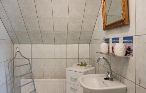 ห้องน้ำของ Cozy Home In Visvliet With Kitchen