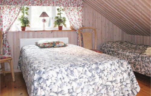 sypialnia z 2 łóżkami i oknem w obiekcie 3 Bedroom Awesome Home In Degeberga w mieście Degeberga