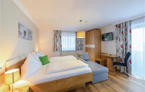 Habitación de hotel con cama y escritorio en Beautiful Apartment In Grossarl With 2 Bedrooms And Wifi, en Grossarl