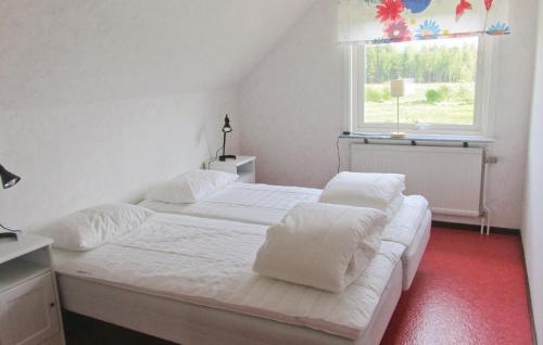 BolmsöにあるStunning home in Bolms with 4 Bedrooms, Sauna and WiFiのベッドルーム1室(白いシーツが備わるベッド2台、窓付)