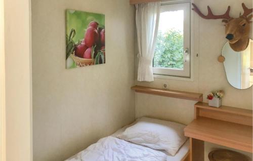 מיטה או מיטות בחדר ב-Cozy Home In Tzummarum With Kitchen