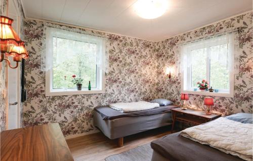 DrakabyggetにあるAmazing Home In rkelljunga With 1 Bedrooms And Wifiのベッドルーム1室(ベッド1台、テーブル、窓2つ付)