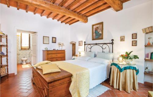 - une chambre avec un grand lit et une table en bois dans l'établissement Piazzale 1, à Castellina in Chianti