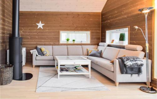 พื้นที่นั่งเล่นของ 3 Bedroom Beautiful Home In Sjusjøen
