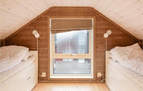 una piccola camera con due letti e una finestra di 3 Bedroom Beautiful Home In Sjusjen a Sjusjøen