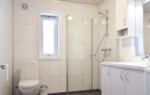 La salle de bains est pourvue d'une douche, de toilettes et d'un lavabo. dans l'établissement 3 Bedroom Beautiful Home In Sjusjen, à Sjusjøen