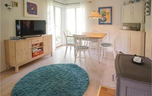 TV a/nebo společenská místnost v ubytování 3 Bedroom Gorgeous Home In Beddingestrand