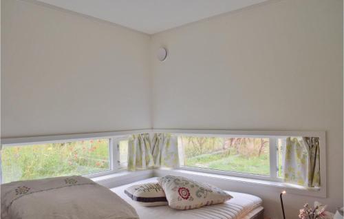 um quarto com uma cama e duas janelas em Beautiful Home In Skty With House A Panoramic View 