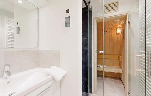 トラフェミュンデにある3 Bedroom Nice Apartment In Lbeck Travemndeのバスルーム(バスタブ、シンク、シャワー付)