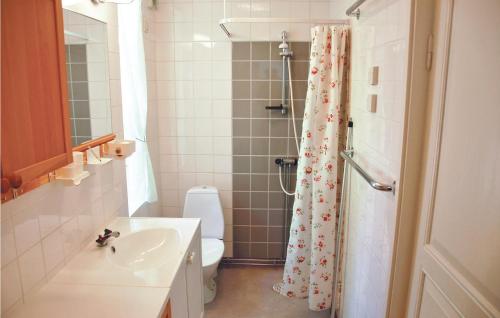 a bathroom with a sink and a toilet and a shower at Awesome Home In Odensvi With 2 Bedrooms in Stora Skälhem