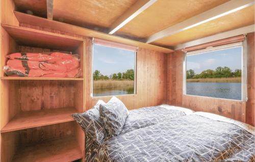 RadewegeにあるNice Ship-boat In Radewege With 2 Bedroomsの小さなベッドルーム(ベッド1台、窓付)
