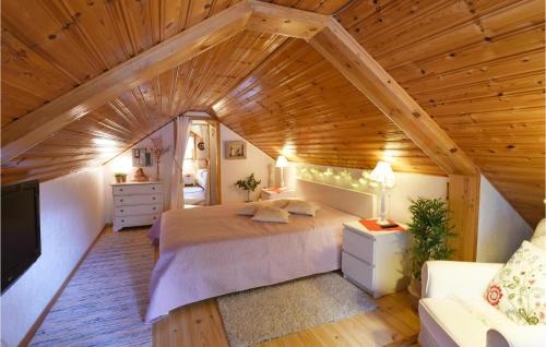 Tempat tidur dalam kamar di Stunning Home In Hjo With House Sea View