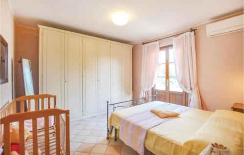 um quarto com uma cama e uma janela em Awesome Home In Camaiore -lu- With Kitchen em Camaiore