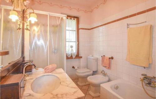 A bathroom at Awesome Home In Camaiore -lu- With Kitchen
