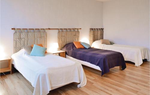 een slaapkamer met 2 bedden en witte lakens bij Pet Friendly Home In Trie-chteau With Wifi in Trie-Château