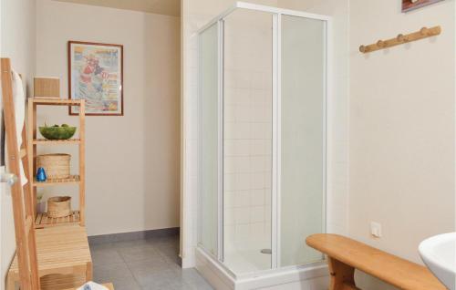 een glazen douche in een badkamer met een wastafel bij Pet Friendly Home In Trie-chteau With Wifi in Trie-Château